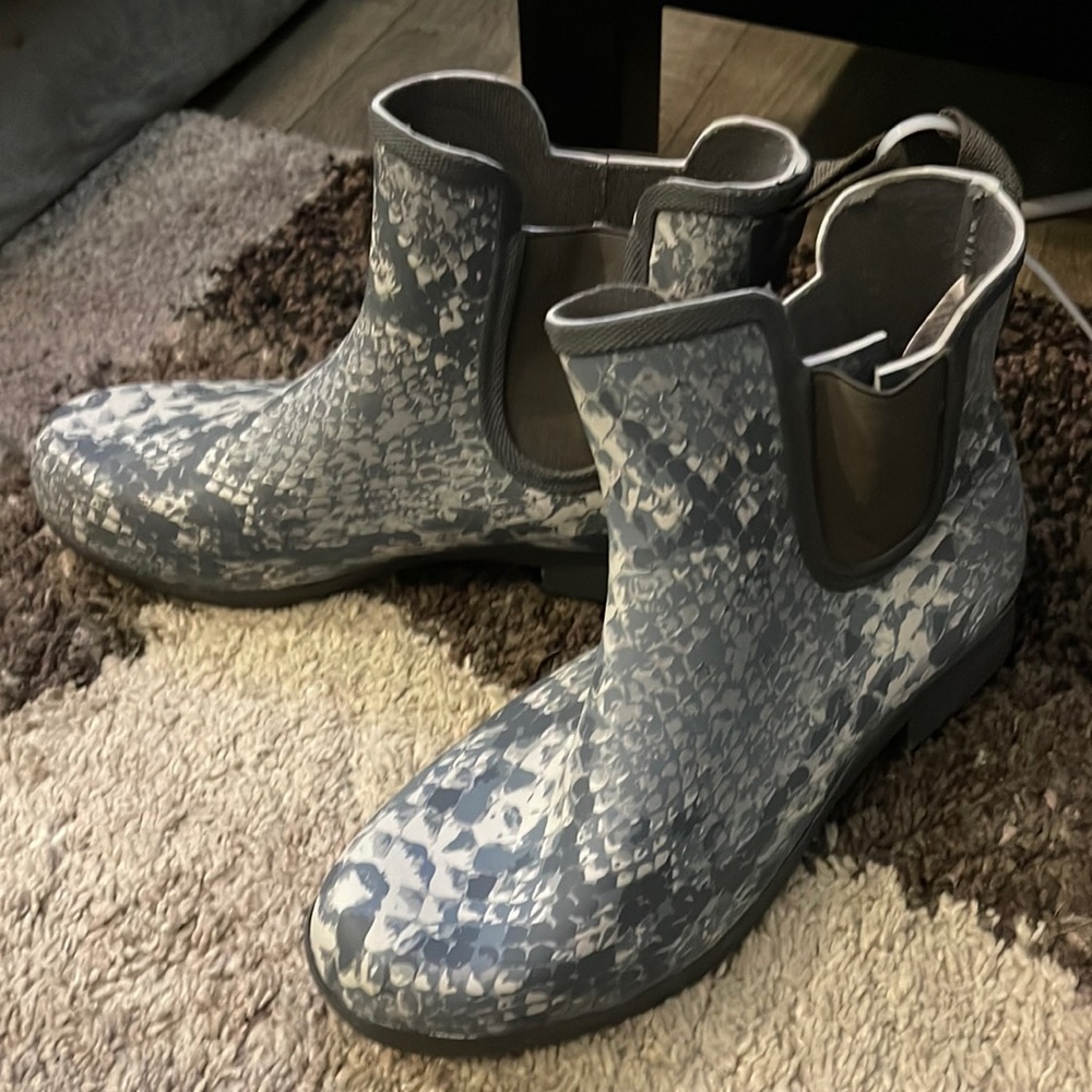 NWOT: Chooka Gray Snake Skin Water proof Boots size 6